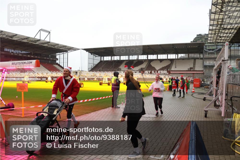 07.12.2025 - St. Pauli X-Mass-Run No. 15 Luisa Fischer http://msf.ph/oto/9388187 07.12.2025 11:50:43 Ziel 2872, 1890, 2118, 2203, 2210, 2784, 2785, 2793, 2848, 2872, 2877, 3660, 3697, 3778, 4184, 4428 meine-sportfotos.de