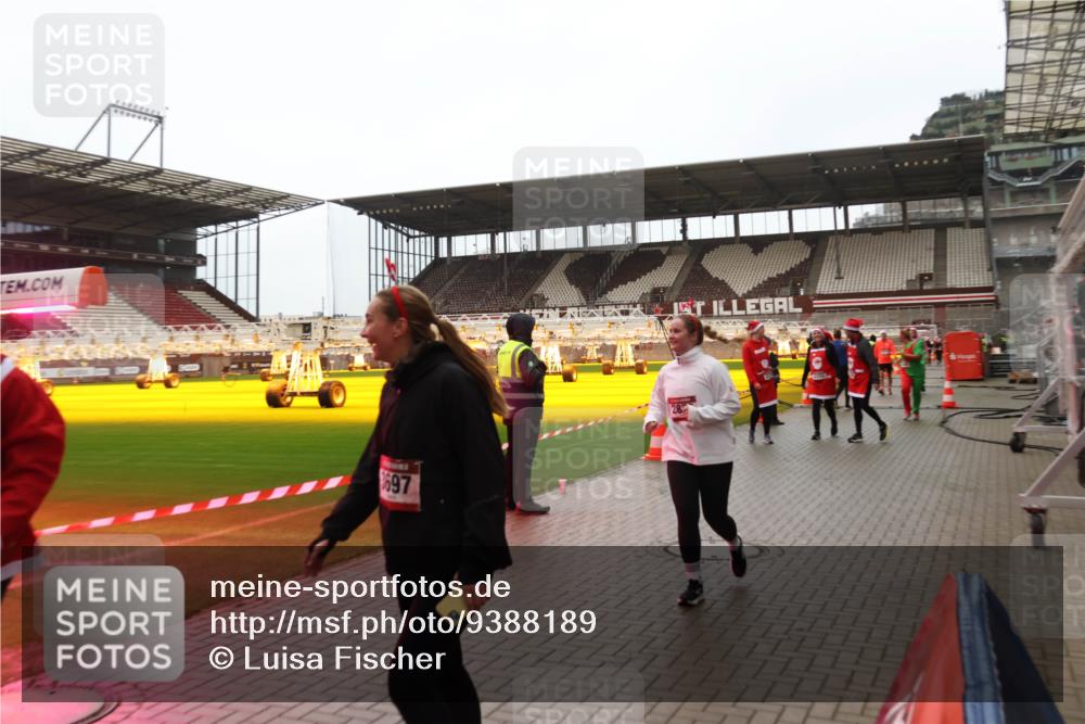 07.12.2025 - St. Pauli X-Mass-Run No. 15 Luisa Fischer http://msf.ph/oto/9388189 07.12.2025 11:50:44 Ziel 697, 28, 1890, 2118, 2203, 2210, 2784, 2785, 2793, 2848, 2872, 2877, 3660, 3697, 3778, 4184, 4428 meine-sportfotos.de