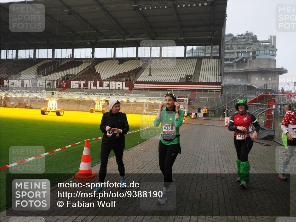 07.12.2025 - St. Pauli X-Mass-Run No. 15 Fabian Wolf http://msf.ph/oto/9388190 07.12.2025 10:19:10 Ziel 3455, 3724, 3975, 3976, 4330, 4331, 4436, 4437, 4438, 4473, 4475, 4498 meine-sportfotos.de