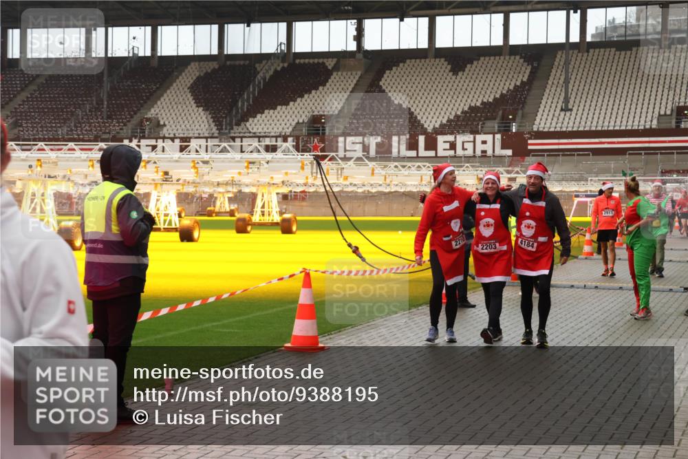 07.12.2025 - St. Pauli X-Mass-Run No. 15 Luisa Fischer http://msf.ph/oto/9388195 07.12.2025 11:50:45 Ziel 2210, 2203, 4184, 2911, 1890, 2118, 2203, 2210, 2784, 2785, 2793, 2848, 2872, 2877, 3660, 3697, 3778, 4184, 4428 meine-sportfotos.de
