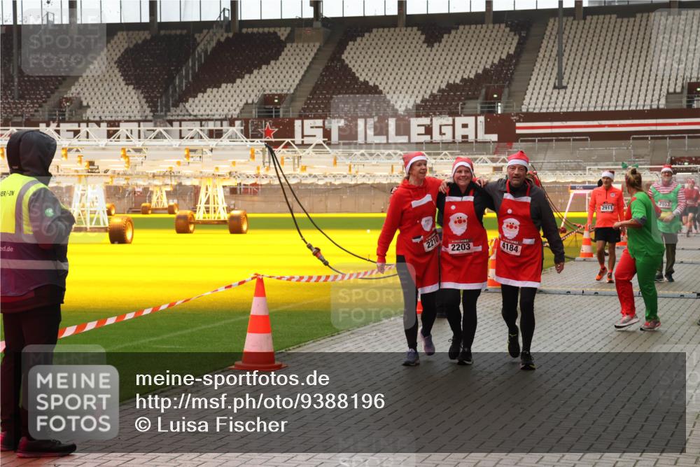 07.12.2025 - St. Pauli X-Mass-Run No. 15 Luisa Fischer http://msf.ph/oto/9388196 07.12.2025 11:50:46 Ziel 2210, 2203, 4184, 2911, 2853, 1890, 2118, 2203, 2210, 2784, 2785, 2793, 2848, 2872, 2877, 3660, 3697, 3778, 4184, 4428 meine-sportfotos.de