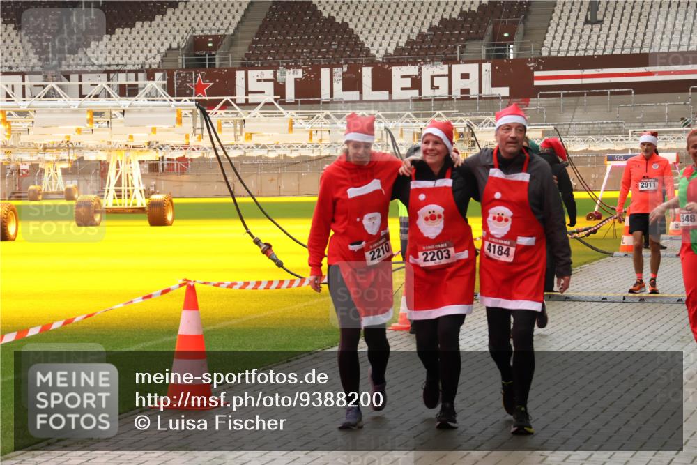 07.12.2025 - St. Pauli X-Mass-Run No. 15 Luisa Fischer http://msf.ph/oto/9388200 07.12.2025 11:50:47 Ziel 2210, 2203, 4184, 14, 2911, 1848, 1599, 1602, 1890, 2118, 2203, 2210, 2784, 2785, 2793, 2848, 2872, 2877, 3660, 3697, 3778, 3913, 4184, 4428 meine-sportfotos.de
