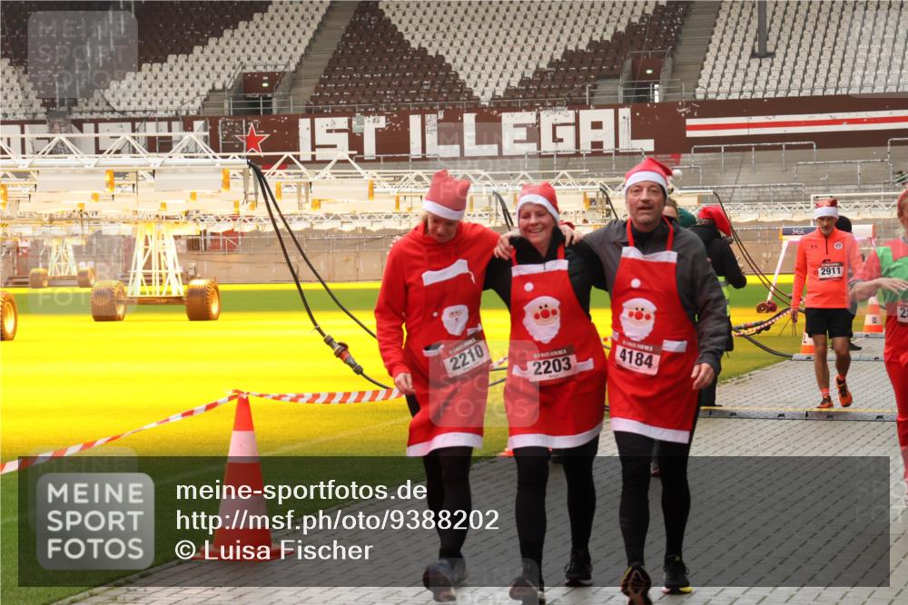 07.12.2025 - St. Pauli X-Mass-Run No. 15 Luisa Fischer http://msf.ph/oto/9388202 07.12.2025 11:50:47 Ziel 2210, 2203, 4184, 2911, 1599, 1602, 1890, 2118, 2203, 2210, 2784, 2785, 2793, 2848, 2872, 2877, 3660, 3697, 3778, 3913, 4184, 4428 meine-sportfotos.de