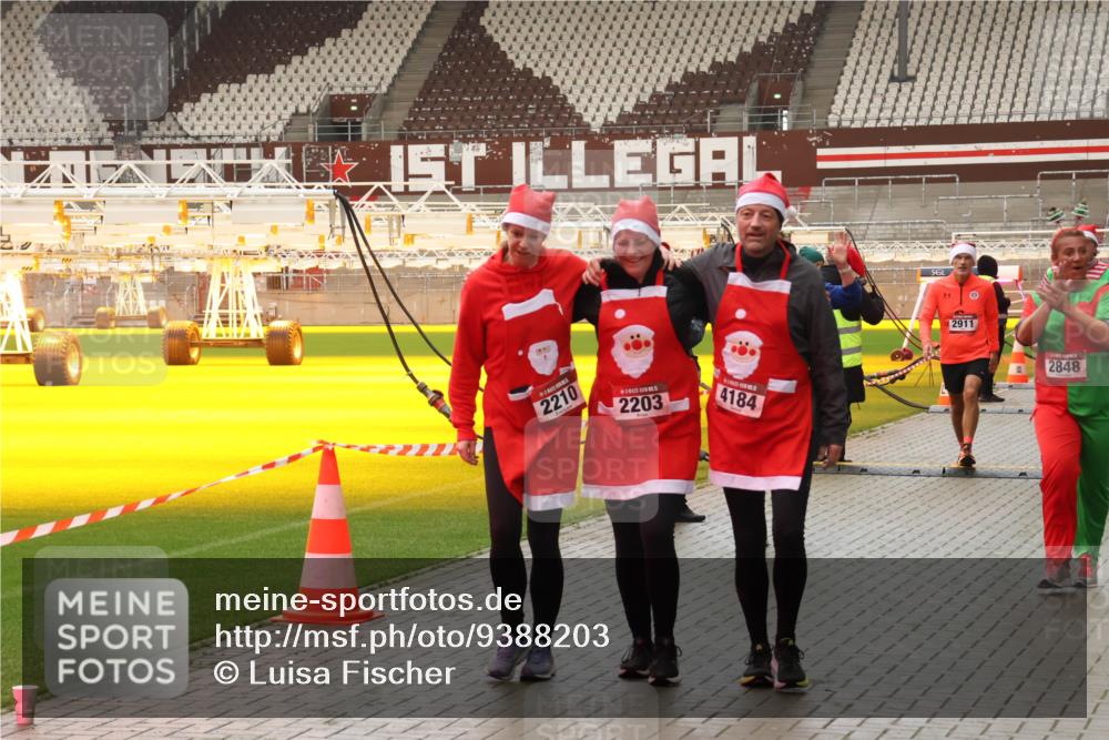 07.12.2025 - St. Pauli X-Mass-Run No. 15 Luisa Fischer http://msf.ph/oto/9388203 07.12.2025 11:50:47 Ziel 2210, 2203, 4184, 14, 2911, 2848, 1599, 1602, 1890, 2118, 2203, 2210, 2784, 2785, 2793, 2848, 2872, 2877, 3660, 3697, 3778, 3913, 4184, 4428 meine-sportfotos.de