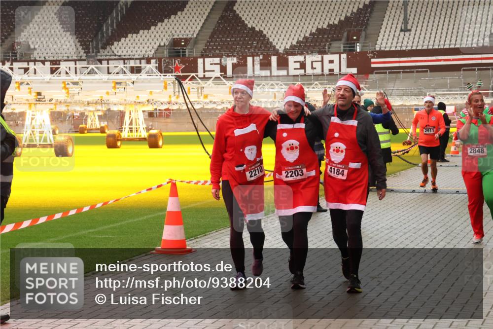 07.12.2025 - St. Pauli X-Mass-Run No. 15 Luisa Fischer http://msf.ph/oto/9388204 07.12.2025 11:50:48 Ziel 2210, 2203, 4184, 2911, 2848, 1599, 1602, 1890, 2118, 2203, 2210, 2784, 2785, 2793, 2848, 2872, 2877, 3660, 3697, 3778, 3913, 4184, 4428 meine-sportfotos.de