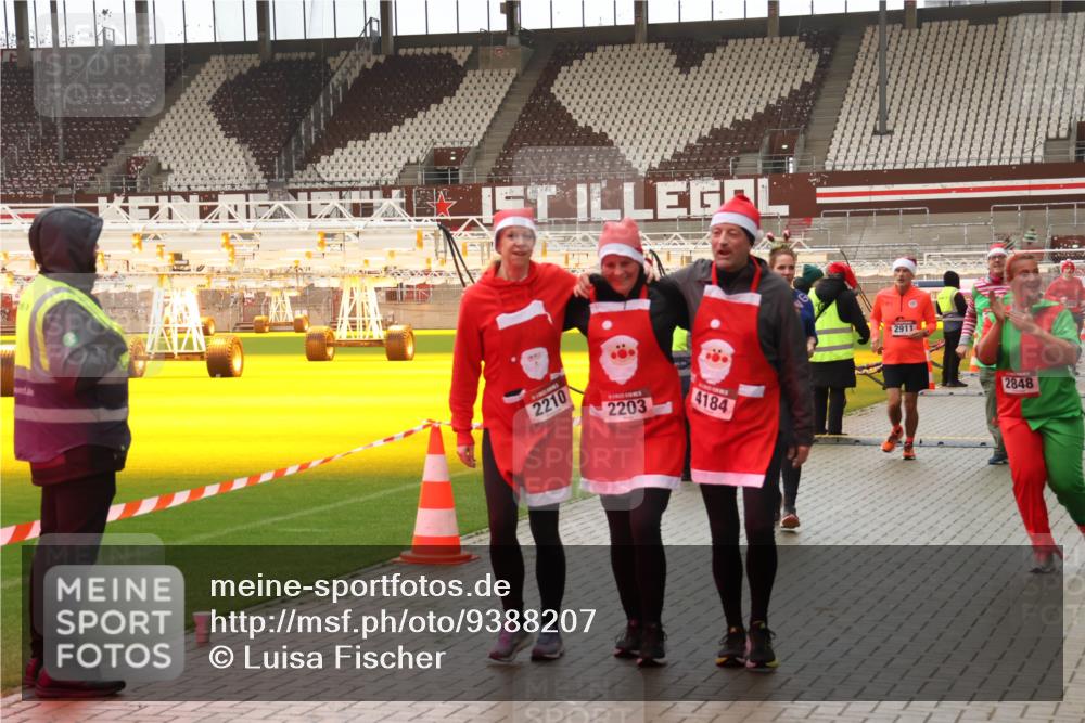 07.12.2025 - St. Pauli X-Mass-Run No. 15 Luisa Fischer http://msf.ph/oto/9388207 07.12.2025 11:50:48 Ziel 2210, 2203, 4184, 2911, 2848, 1599, 1602, 1890, 2118, 2203, 2210, 2784, 2785, 2793, 2848, 2872, 2877, 3660, 3697, 3778, 3913, 4184, 4428 meine-sportfotos.de