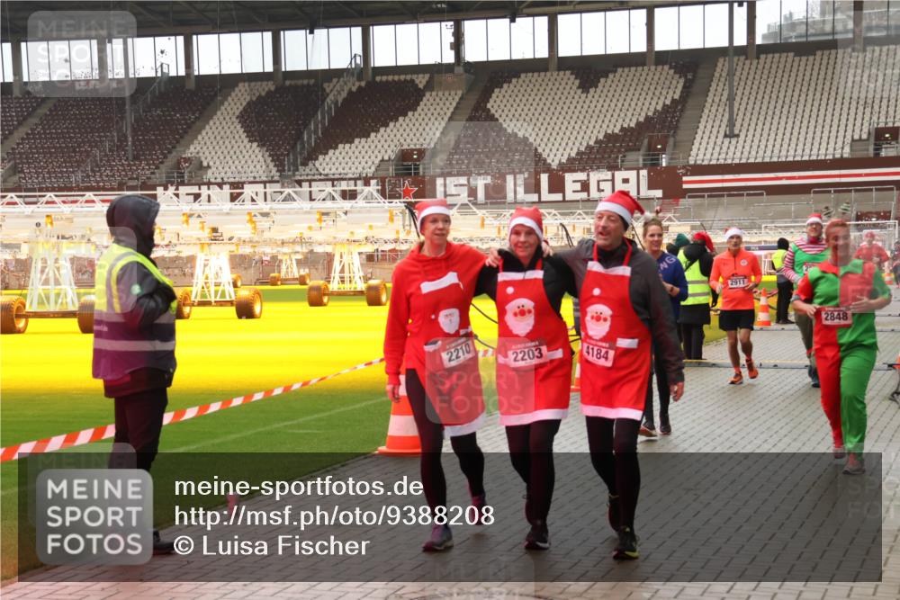 07.12.2025 - St. Pauli X-Mass-Run No. 15 Luisa Fischer http://msf.ph/oto/9388208 07.12.2025 11:50:49 Ziel 2210, 2203, 4184, 2911, 2848, 1599, 1602, 1890, 2118, 2203, 2210, 2784, 2785, 2793, 2848, 2872, 2877, 3660, 3697, 3778, 3913, 3958, 4184, 4428 meine-sportfotos.de