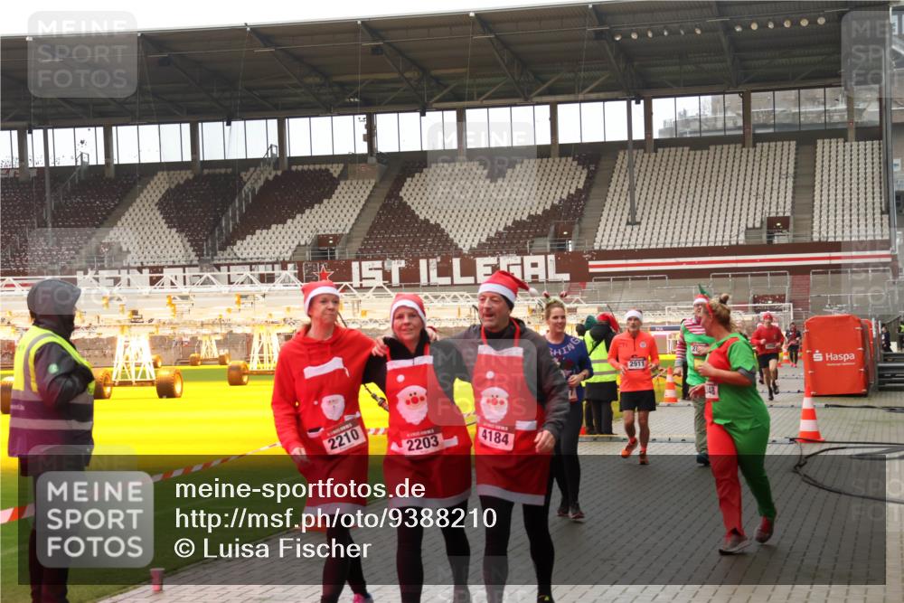 07.12.2025 - St. Pauli X-Mass-Run No. 15 Luisa Fischer http://msf.ph/oto/9388210 07.12.2025 11:50:49 Ziel 2210, 2203, 4184, 2911, 1599, 1602, 1890, 2118, 2203, 2210, 2784, 2785, 2793, 2848, 2872, 2877, 3660, 3697, 3778, 3913, 3958, 4184, 4428 meine-sportfotos.de