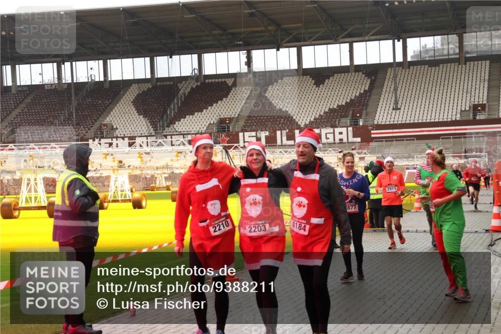 07.12.2025 - St. Pauli X-Mass-Run No. 15 Luisa Fischer http://msf.ph/oto/9388211 07.12.2025 11:50:49 Ziel 2210, 2203, 4184, 2911, 877, 1599, 1602, 1890, 2118, 2203, 2210, 2784, 2785, 2793, 2848, 2872, 2877, 3660, 3697, 3778, 3913, 3958, 4184, 4428 meine-sportfotos.de