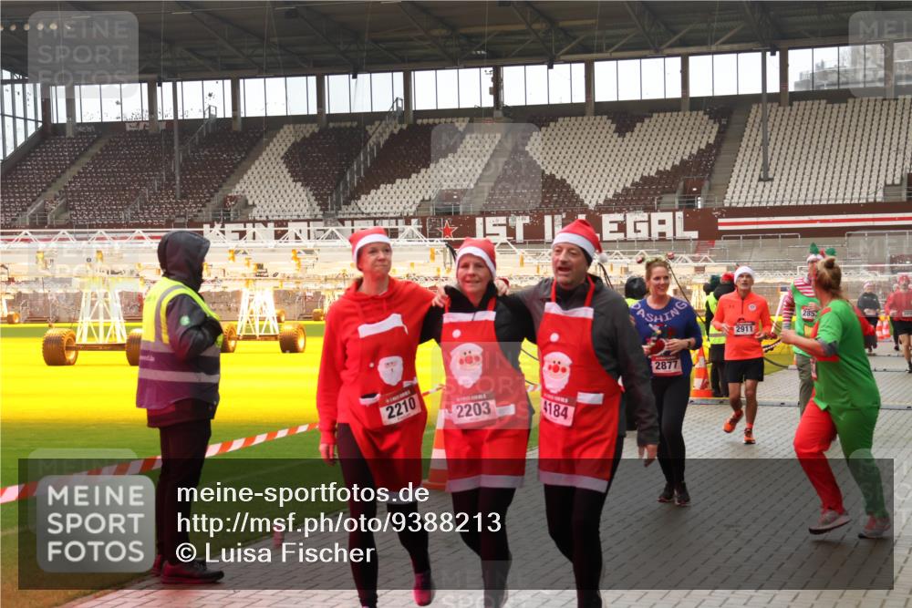 07.12.2025 - St. Pauli X-Mass-Run No. 15 Luisa Fischer http://msf.ph/oto/9388213 07.12.2025 11:50:50 Ziel 2210, 2203, 4184, 2911, 2877, 196, 206, 1599, 1602, 1890, 2118, 2203, 2210, 2784, 2785, 2793, 2848, 2872, 2877, 3660, 3697, 3778, 3913, 3958, 4184, 4428 meine-sportfotos.de