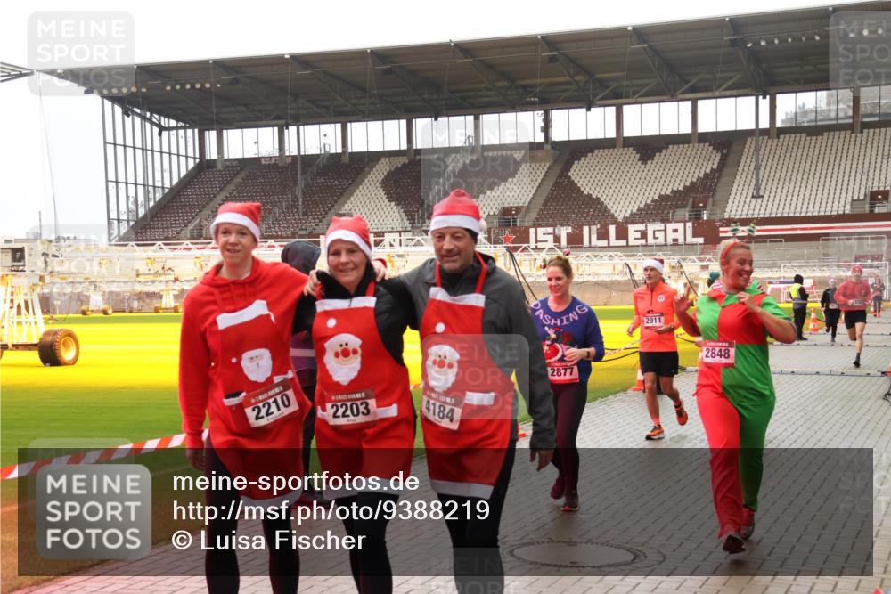 07.12.2025 - St. Pauli X-Mass-Run No. 15 Luisa Fischer http://msf.ph/oto/9388219 07.12.2025 11:50:51 Ziel 2210, 2203, 4184, 2877, 2911, 2848, 196, 206, 1599, 1602, 1890, 2118, 2203, 2210, 2784, 2785, 2793, 2848, 2872, 2877, 3660, 3697, 3778, 3913, 3958, 4184, 4428 meine-sportfotos.de