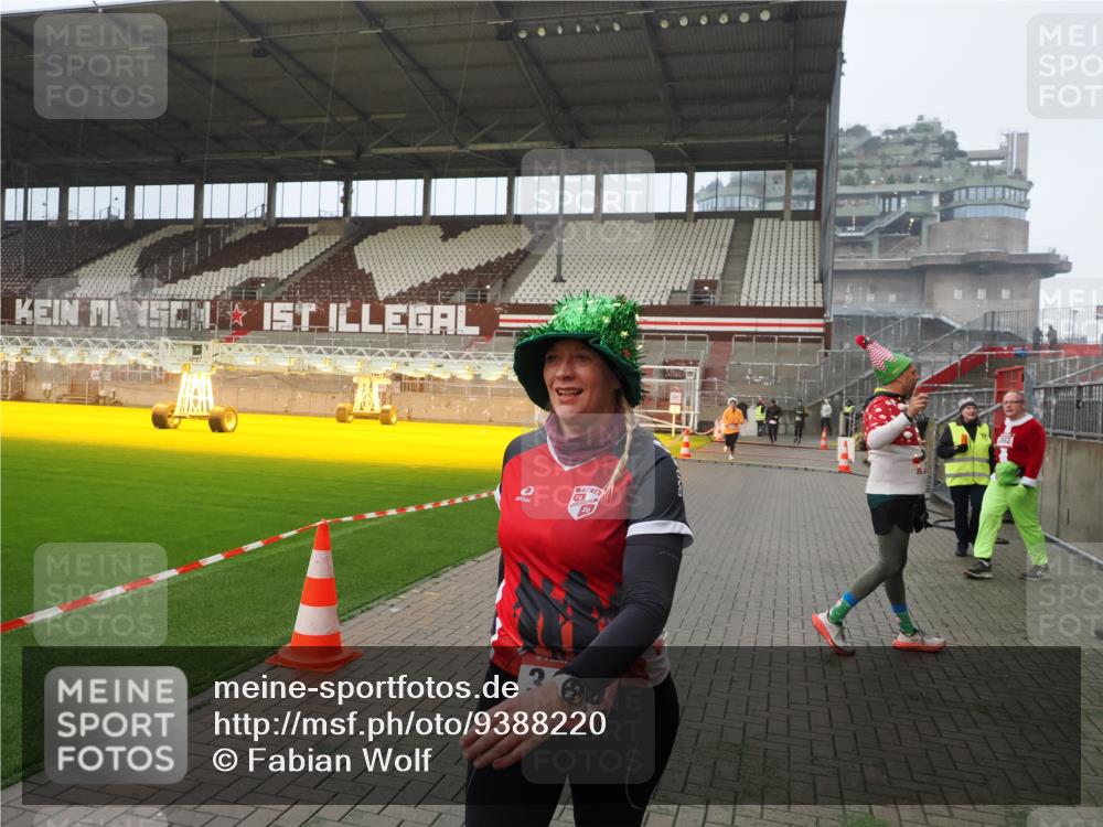 07.12.2025 - St. Pauli X-Mass-Run No. 15 Fabian Wolf http://msf.ph/oto/9388220 07.12.2025 10:19:13 Ziel 3455, 3724, 3975, 3976, 4330, 4331, 4436, 4437, 4438, 4466, 4473, 4475, 4498 meine-sportfotos.de