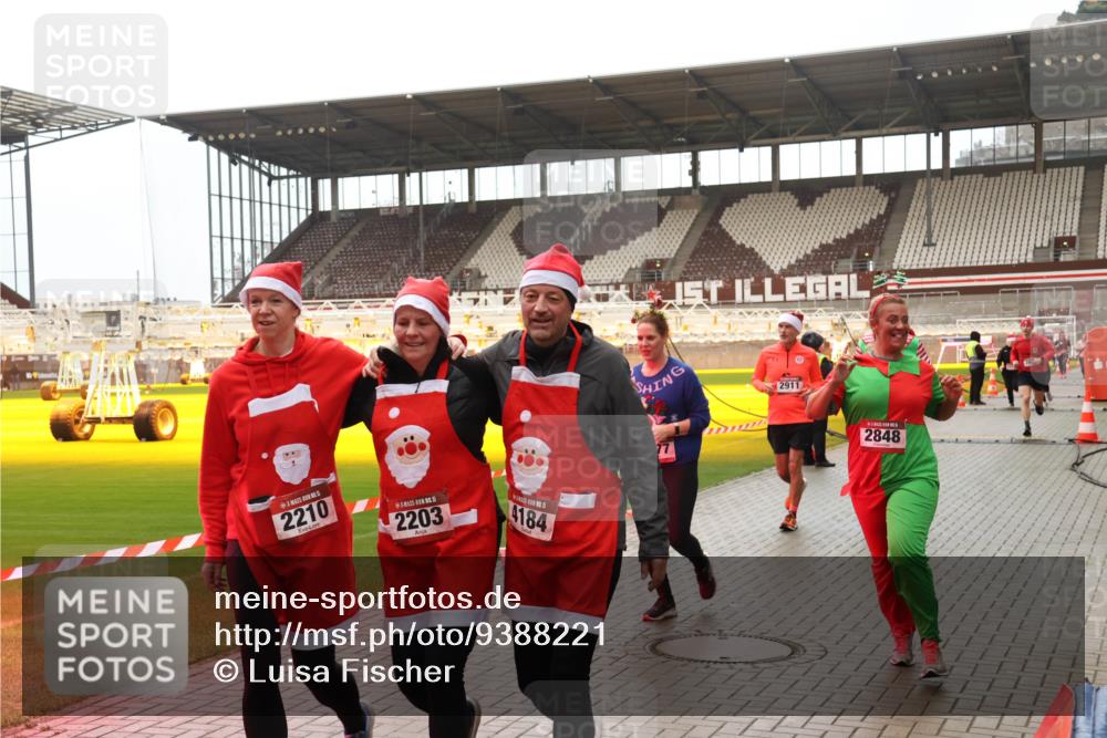 07.12.2025 - St. Pauli X-Mass-Run No. 15 Luisa Fischer http://msf.ph/oto/9388221 07.12.2025 11:50:52 Ziel 2210, 5, 2203, 4184, 2911, 2848, 196, 206, 1599, 1602, 1890, 2118, 2203, 2210, 2784, 2785, 2793, 2848, 2872, 2877, 3660, 3697, 3778, 3913, 3958, 4184, 4428 meine-sportfotos.de