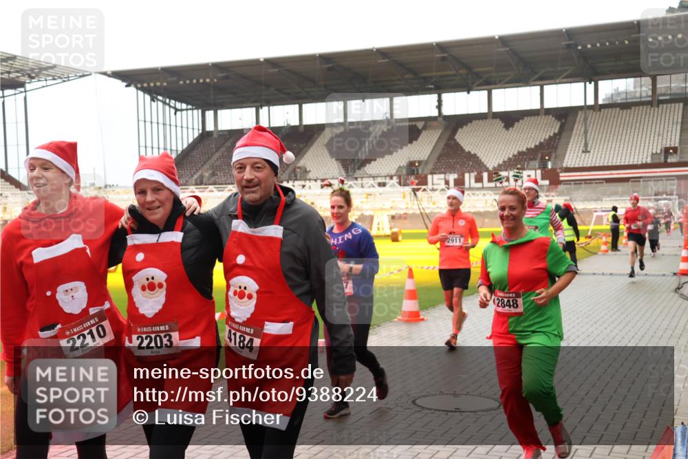 07.12.2025 - St. Pauli X-Mass-Run No. 15 Luisa Fischer http://msf.ph/oto/9388224 07.12.2025 11:50:52 Ziel 15, 2210, 15, 2203, 5, 4184, 2911, 2848, 196, 206, 1599, 1602, 1890, 2118, 2203, 2210, 2784, 2785, 2793, 2848, 2872, 2877, 3660, 3697, 3778, 3913, 3958, 4184, 4428 meine-sportfotos.de