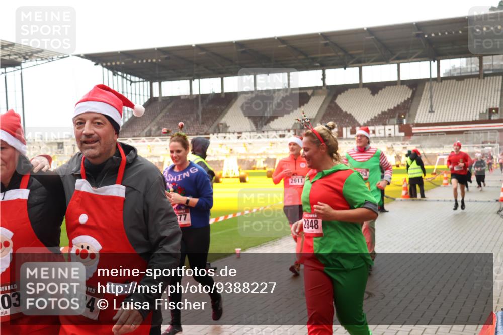 07.12.2025 - St. Pauli X-Mass-Run No. 15 Luisa Fischer http://msf.ph/oto/9388227 07.12.2025 11:50:53 Ziel 15, 03, 15, 4184, 2911, 53, 77, 2848, 196, 206, 1599, 1602, 1890, 2118, 2203, 2210, 2784, 2785, 2793, 2848, 2872, 2877, 3660, 3697, 3778, 3913, 3958, 4184, 4428 meine-sportfotos.de