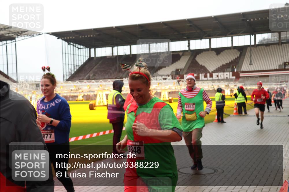 07.12.2025 - St. Pauli X-Mass-Run No. 15 Luisa Fischer http://msf.ph/oto/9388229 07.12.2025 11:50:54 Ziel 877, 2848, 2853, 196, 206, 1599, 1602, 1890, 2118, 2203, 2210, 2784, 2785, 2793, 2848, 2872, 2877, 3639, 3660, 3697, 3778, 3913, 3958, 4184, 4428 meine-sportfotos.de