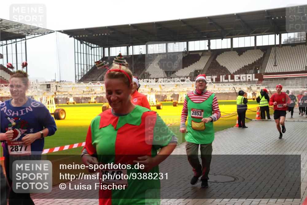 07.12.2025 - St. Pauli X-Mass-Run No. 15 Luisa Fischer http://msf.ph/oto/9388231 07.12.2025 11:50:54 Ziel 2877, 15, 2848, 2853, 3958, 196, 206, 1599, 1602, 1890, 2118, 2203, 2210, 2784, 2785, 2793, 2848, 2872, 2877, 3639, 3660, 3697, 3778, 3913, 3958, 4184, 4428 meine-sportfotos.de