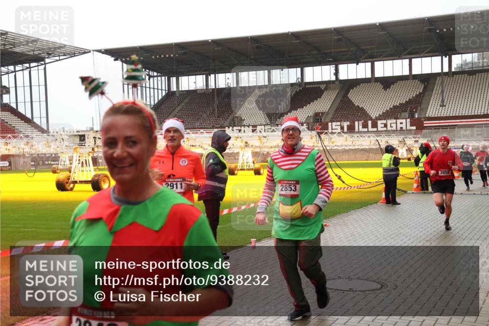 07.12.2025 - St. Pauli X-Mass-Run No. 15 Luisa Fischer http://msf.ph/oto/9388232 07.12.2025 11:50:54 Ziel 14, 2911, 2853, 3958, 3912, 196, 206, 1599, 1602, 1890, 2118, 2203, 2210, 2784, 2785, 2793, 2848, 2872, 2877, 3639, 3660, 3697, 3778, 3913, 3958, 4184, 4428 meine-sportfotos.de