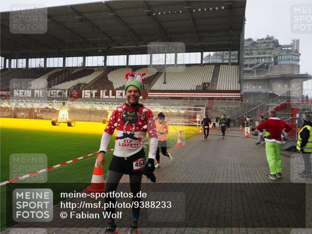 07.12.2025 - St. Pauli X-Mass-Run No. 15 Fabian Wolf http://msf.ph/oto/9388233 07.12.2025 10:19:19 Ziel 3695, 3724, 4115, 4436, 4437, 4438, 4466, 4473, 4475 meine-sportfotos.de