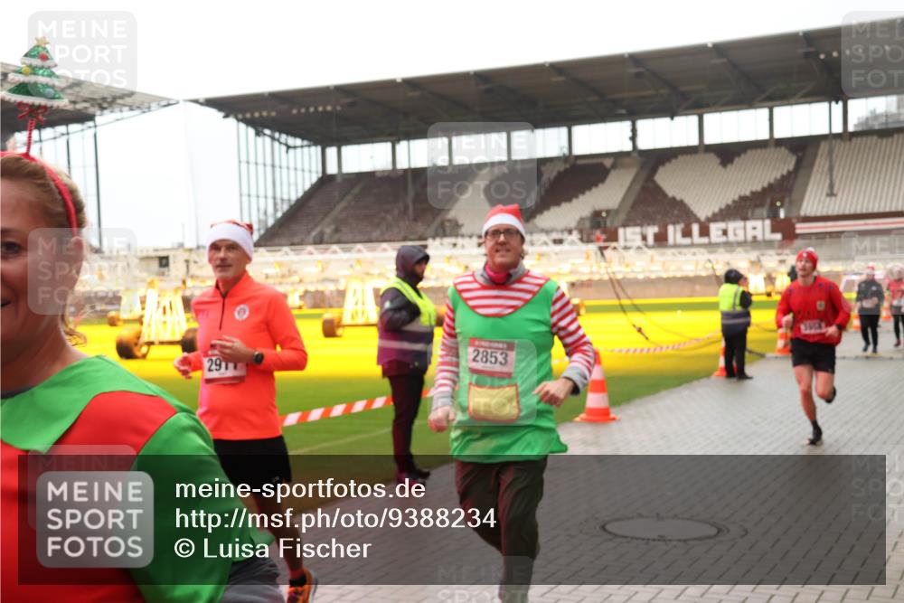 07.12.2025 - St. Pauli X-Mass-Run No. 15 Luisa Fischer http://msf.ph/oto/9388234 07.12.2025 11:50:55 Ziel 2853, 291, 3658, 196, 206, 1599, 1602, 1890, 2118, 2203, 2210, 2784, 2785, 2793, 2848, 2872, 2877, 3639, 3660, 3697, 3778, 3913, 3958, 4184, 4428 meine-sportfotos.de