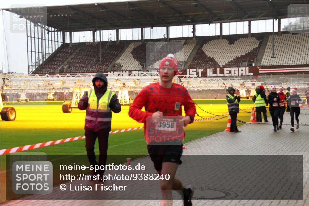 07.12.2025 - St. Pauli X-Mass-Run No. 15 Luisa Fischer http://msf.ph/oto/9388240 07.12.2025 11:50:56 Ziel 3958, 196, 206, 1599, 1602, 1890, 2118, 2203, 2210, 2784, 2785, 2793, 2848, 2872, 2877, 3639, 3697, 3913, 3958, 4184, 4428 meine-sportfotos.de