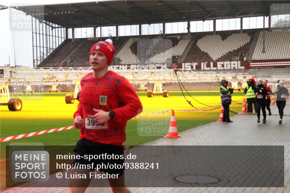 07.12.2025 - St. Pauli X-Mass-Run No. 15 Luisa Fischer http://msf.ph/oto/9388241 07.12.2025 11:50:57 Ziel 395, 3913, 1599, 196, 206, 1599, 1602, 1890, 2118, 2203, 2210, 2784, 2785, 2793, 2848, 2872, 2877, 3639, 3697, 3913, 3958, 4184, 4428 meine-sportfotos.de