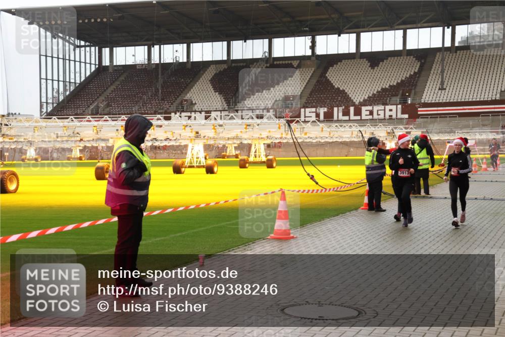 07.12.2025 - St. Pauli X-Mass-Run No. 15 Luisa Fischer http://msf.ph/oto/9388246 07.12.2025 11:50:58 Ziel 3913, 196, 206, 1599, 1602, 1890, 2118, 2203, 2210, 2784, 2785, 2793, 2848, 2872, 2877, 3639, 3697, 3913, 3958, 4184, 4428 meine-sportfotos.de
