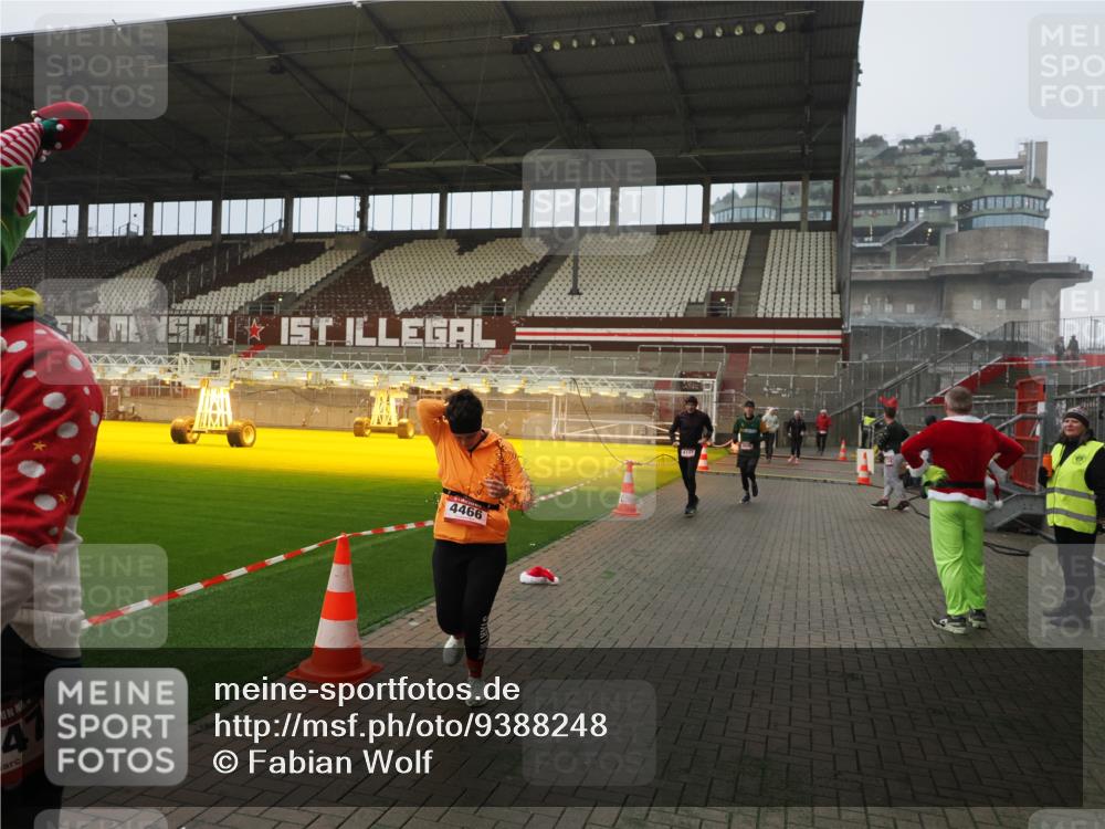 07.12.2025 - St. Pauli X-Mass-Run No. 15 Fabian Wolf http://msf.ph/oto/9388248 07.12.2025 10:19:20 Ziel 3011, 3013, 3695, 4115, 4436, 4437, 4438, 4466, 4473 meine-sportfotos.de