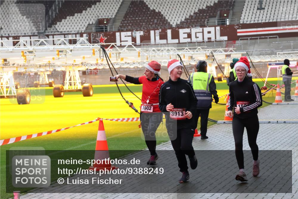 07.12.2025 - St. Pauli X-Mass-Run No. 15 Luisa Fischer http://msf.ph/oto/9388249 07.12.2025 11:50:59 Ziel 1602, 15, 3913, 1150, 196, 206, 1599, 1602, 1890, 2118, 2203, 2210, 2784, 2785, 2793, 2848, 2872, 2877, 3639, 3697, 3913, 3958, 4184, 4428 meine-sportfotos.de