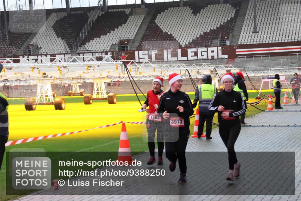 07.12.2025 - St. Pauli X-Mass-Run No. 15 Luisa Fischer http://msf.ph/oto/9388250 07.12.2025 11:50:59 Ziel 1602, 3913, 196, 206, 1599, 1602, 1890, 2118, 2203, 2210, 2784, 2785, 2793, 2848, 2872, 2877, 3639, 3697, 3913, 3958, 4184, 4428 meine-sportfotos.de