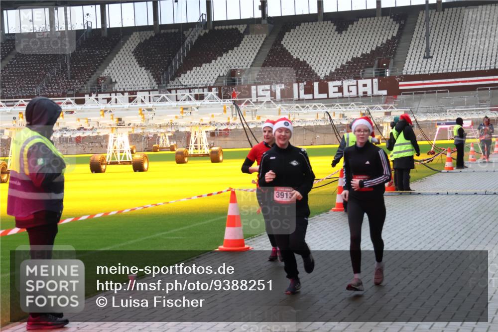 07.12.2025 - St. Pauli X-Mass-Run No. 15 Luisa Fischer http://msf.ph/oto/9388251 07.12.2025 11:50:59 Ziel 106, 3913, 196, 206, 1599, 1602, 1890, 2118, 2203, 2210, 2784, 2785, 2793, 2848, 2872, 2877, 3639, 3697, 3913, 3958, 4184, 4428 meine-sportfotos.de