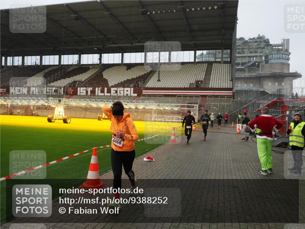 07.12.2025 - St. Pauli X-Mass-Run No. 15 Fabian Wolf http://msf.ph/oto/9388252 07.12.2025 10:19:20 Ziel 3011, 3013, 3695, 4115, 4436, 4437, 4438, 4466, 4473 meine-sportfotos.de
