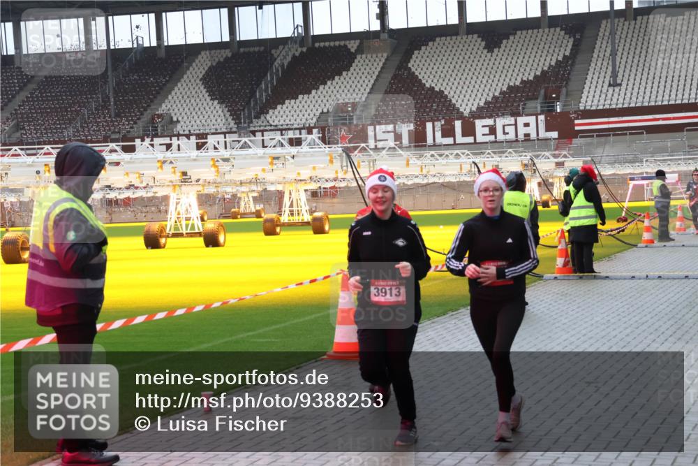 07.12.2025 - St. Pauli X-Mass-Run No. 15 Luisa Fischer http://msf.ph/oto/9388253 07.12.2025 11:51:00 Ziel 3913, 196, 206, 1599, 1602, 1890, 2118, 2203, 2210, 2784, 2785, 2793, 2848, 2872, 2877, 3639, 3697, 3913, 3958, 4184, 4428 meine-sportfotos.de