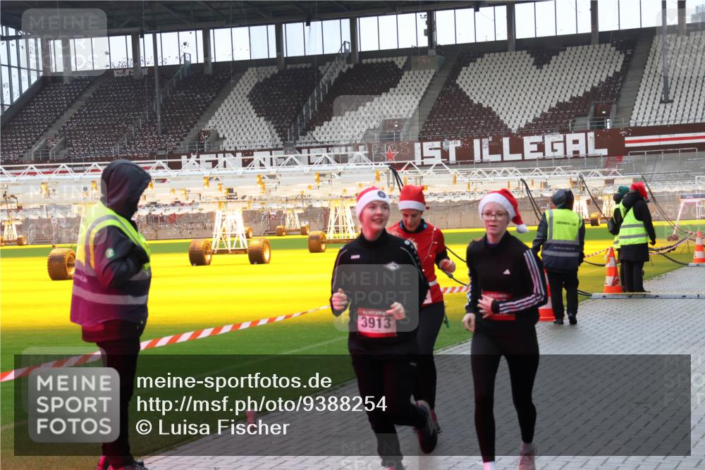 07.12.2025 - St. Pauli X-Mass-Run No. 15 Luisa Fischer http://msf.ph/oto/9388254 07.12.2025 11:51:00 Ziel 3913, 111, 196, 206, 1599, 1602, 1890, 2118, 2203, 2210, 2784, 2785, 2793, 2848, 2872, 2877, 3639, 3697, 3913, 3958, 4184, 4428 meine-sportfotos.de