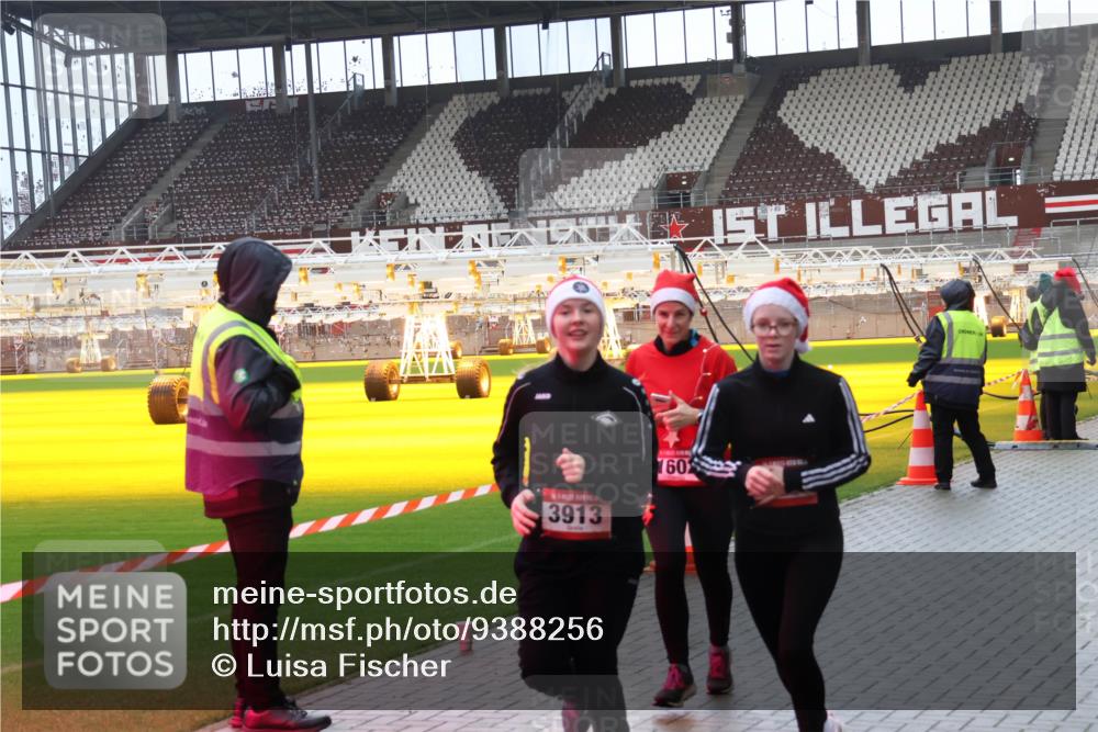 07.12.2025 - St. Pauli X-Mass-Run No. 15 Luisa Fischer http://msf.ph/oto/9388256 07.12.2025 11:51:00 Ziel 3913, 160, 196, 206, 1599, 1602, 1890, 2118, 2203, 2210, 2784, 2785, 2793, 2848, 2872, 2877, 3639, 3697, 3913, 3958, 4184, 4428 meine-sportfotos.de