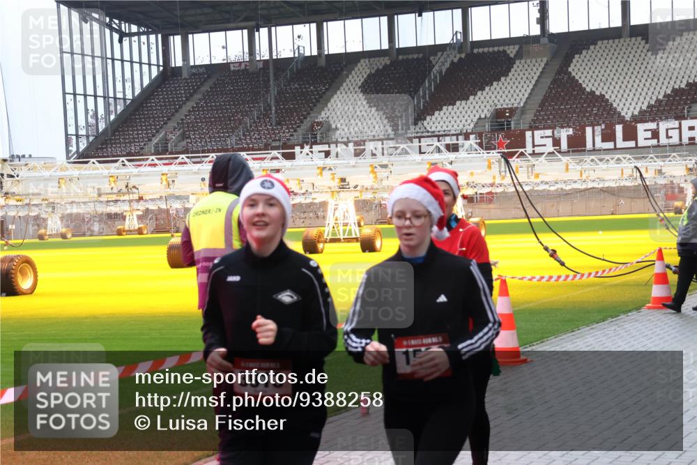 07.12.2025 - St. Pauli X-Mass-Run No. 15 Luisa Fischer http://msf.ph/oto/9388258 07.12.2025 11:51:01 Ziel 3913, 196, 206, 1599, 1602, 1890, 2203, 2210, 2784, 2785, 2793, 2848, 2872, 2877, 3639, 3697, 3913, 3958, 4184, 4428 meine-sportfotos.de