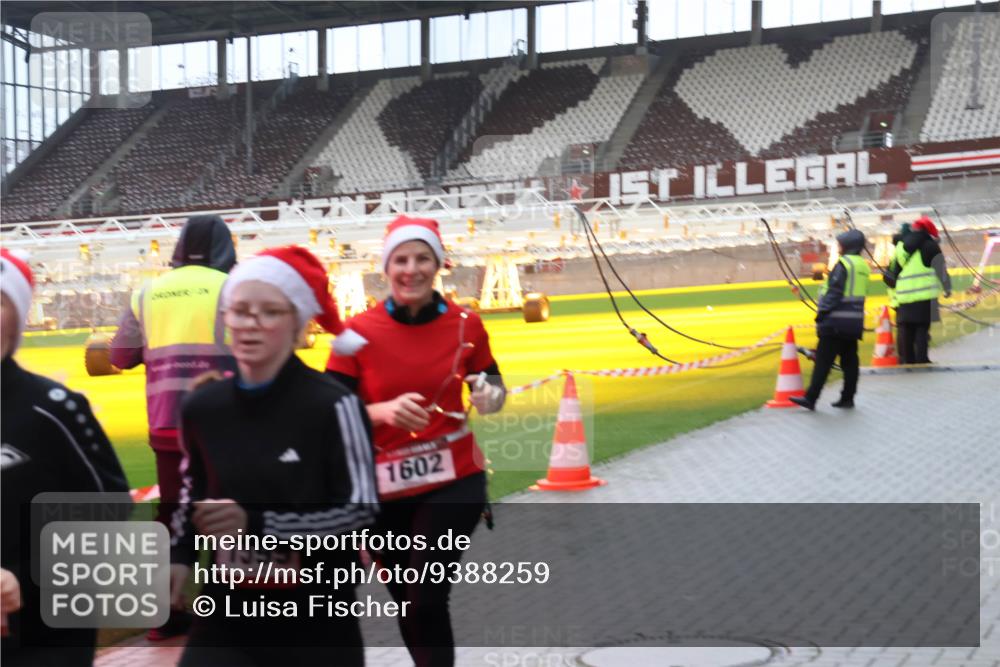 07.12.2025 - St. Pauli X-Mass-Run No. 15 Luisa Fischer http://msf.ph/oto/9388259 07.12.2025 11:51:01 Ziel 1595, 1602, 196, 206, 1599, 1602, 1890, 2203, 2210, 2784, 2785, 2793, 2848, 2872, 2877, 3639, 3697, 3913, 3958, 4184, 4428 meine-sportfotos.de
