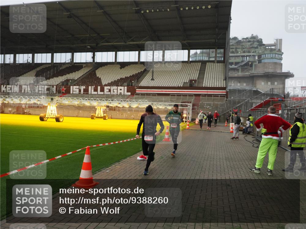 07.12.2025 - St. Pauli X-Mass-Run No. 15 Fabian Wolf http://msf.ph/oto/9388260 07.12.2025 10:19:22 Ziel 3011, 3013, 3695, 4115, 4466 meine-sportfotos.de