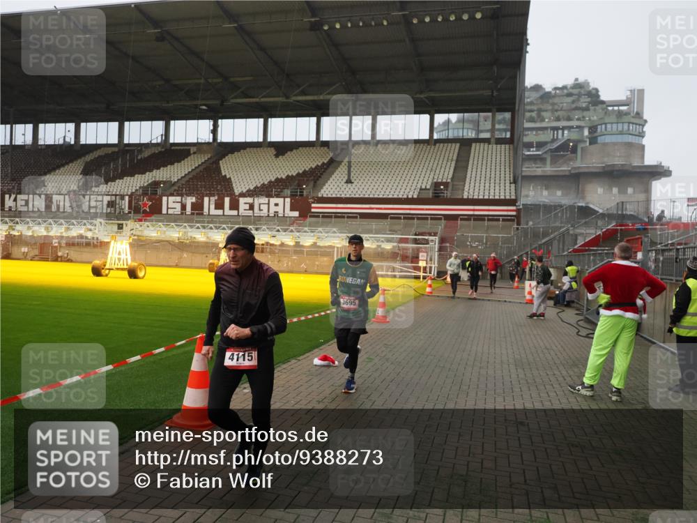 07.12.2025 - St. Pauli X-Mass-Run No. 15 Fabian Wolf http://msf.ph/oto/9388273 07.12.2025 10:19:23 Ziel 3011, 3013, 3695, 4038, 4115, 4466 meine-sportfotos.de