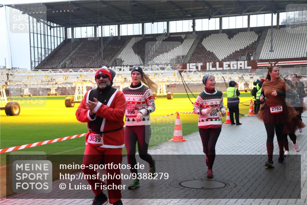 07.12.2025 - St. Pauli X-Mass-Run No. 15 Luisa Fischer http://msf.ph/oto/9388279 07.12.2025 11:51:27 Ziel 3639, 996, 995, 2793, 196, 206, 995, 996, 1599, 1602, 2547, 2548, 2585, 2670, 2672, 3616, 3618, 3639, 3913, 3958, 4609 meine-sportfotos.de