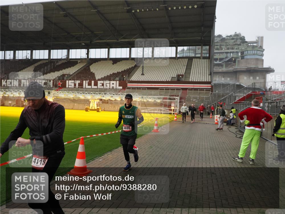 07.12.2025 - St. Pauli X-Mass-Run No. 15 Fabian Wolf http://msf.ph/oto/9388280 07.12.2025 10:19:23 Ziel 3011, 3013, 3695, 4038, 4115, 4466 meine-sportfotos.de