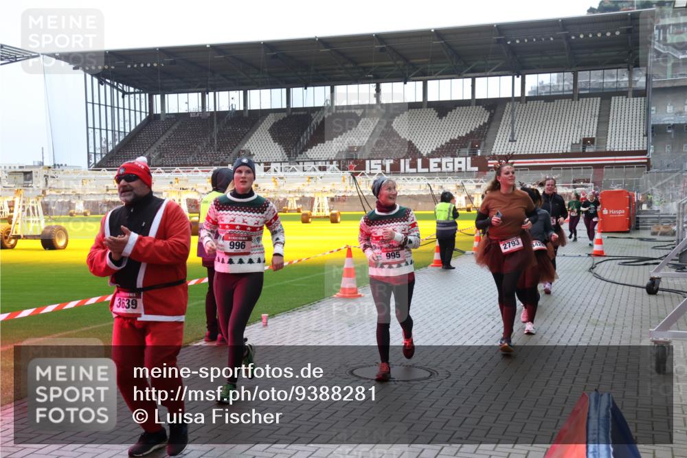 07.12.2025 - St. Pauli X-Mass-Run No. 15 Luisa Fischer http://msf.ph/oto/9388281 07.12.2025 11:51:27 Ziel 3639, 996, 995, 2793, 196, 206, 995, 996, 1599, 1602, 2547, 2548, 2585, 2670, 2672, 3616, 3618, 3639, 3913, 3958, 4609 meine-sportfotos.de