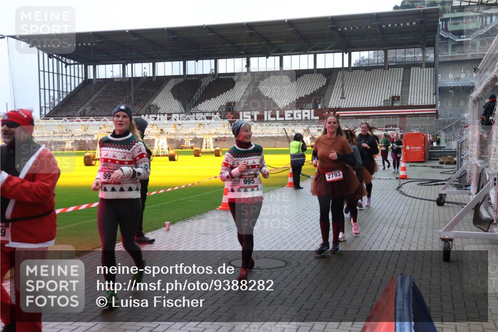 07.12.2025 - St. Pauli X-Mass-Run No. 15 Luisa Fischer http://msf.ph/oto/9388282 07.12.2025 11:51:28 Ziel 9, 99, 995, 2793, 196, 206, 995, 996, 1599, 1602, 2547, 2548, 2585, 2589, 2670, 2672, 3616, 3618, 3639, 3913, 3958, 4609 meine-sportfotos.de
