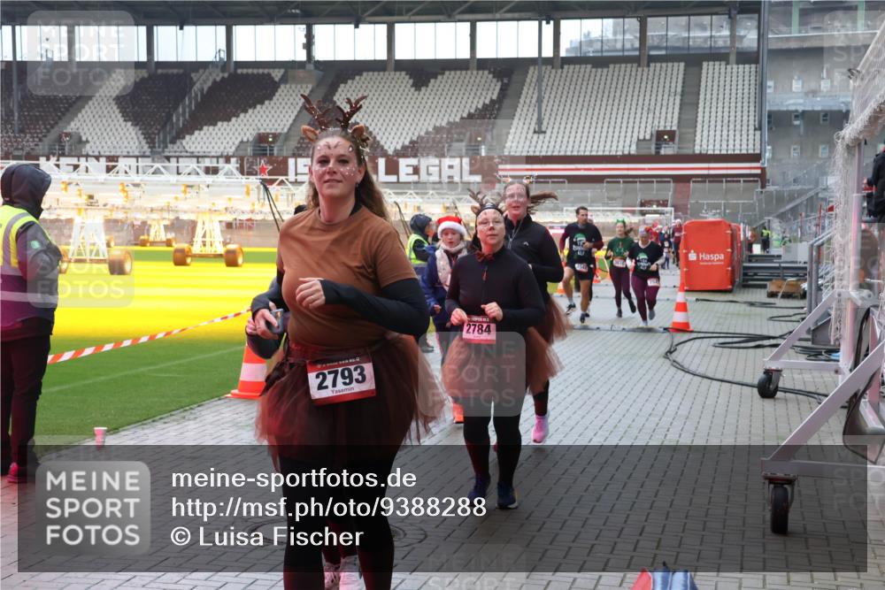 07.12.2025 - St. Pauli X-Mass-Run No. 15 Luisa Fischer http://msf.ph/oto/9388288 07.12.2025 11:51:29 Ziel 2793, 2784, 196, 206, 995, 996, 1599, 1602, 2547, 2548, 2585, 2589, 2670, 2672, 3116, 3616, 3618, 3639, 3913, 3958, 4609 meine-sportfotos.de