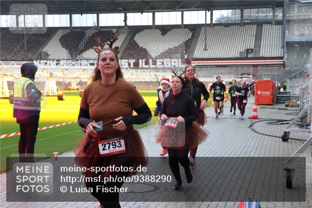 07.12.2025 - St. Pauli X-Mass-Run No. 15 Luisa Fischer http://msf.ph/oto/9388290 07.12.2025 11:51:30 Ziel 2793, 2784, 196, 206, 995, 996, 1599, 1602, 2547, 2548, 2585, 2589, 2670, 2672, 3116, 3616, 3618, 3639, 3913, 3958, 3959, 4609 meine-sportfotos.de