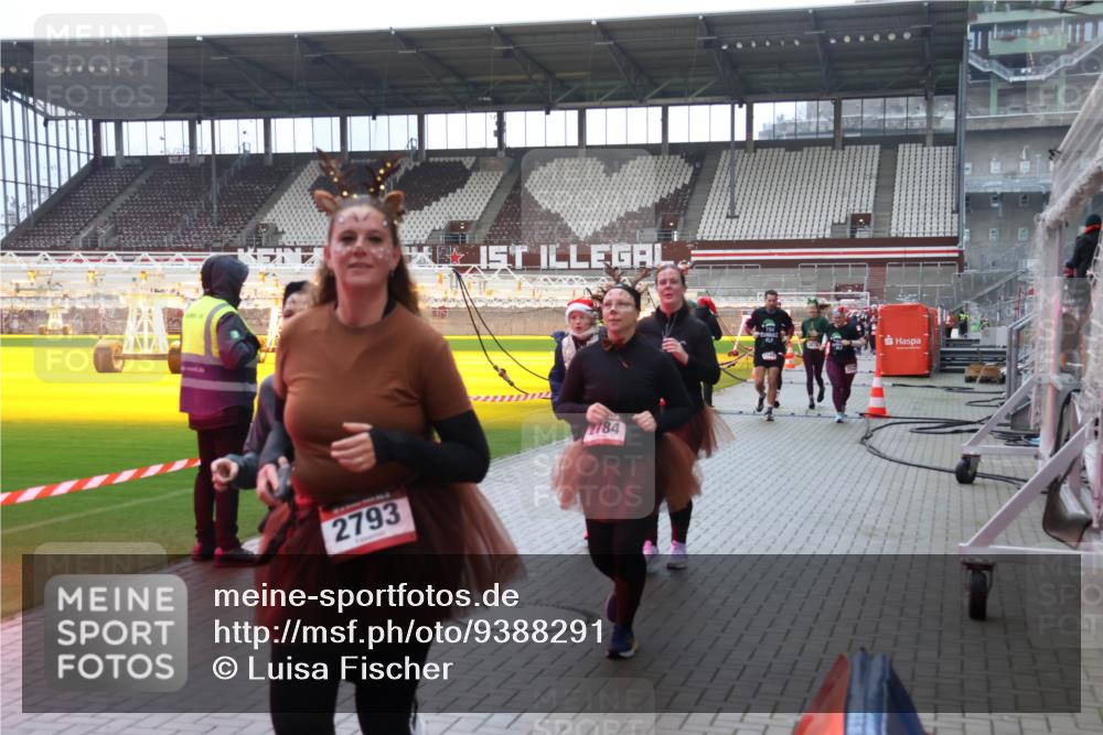07.12.2025 - St. Pauli X-Mass-Run No. 15 Luisa Fischer http://msf.ph/oto/9388291 07.12.2025 11:51:30 Ziel 2793, 2784, 196, 206, 995, 996, 1599, 1602, 2547, 2548, 2585, 2589, 2670, 2672, 3116, 3616, 3618, 3639, 3913, 3958, 3959, 4609 meine-sportfotos.de