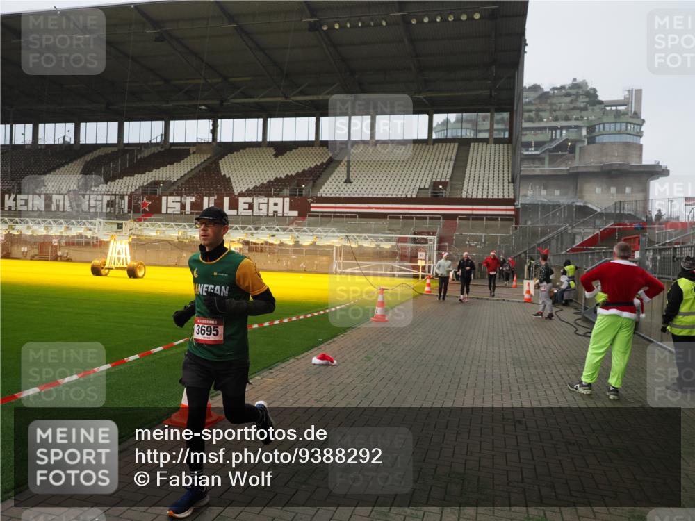 07.12.2025 - St. Pauli X-Mass-Run No. 15 Fabian Wolf http://msf.ph/oto/9388292 07.12.2025 10:19:24 Ziel 3011, 3013, 3695, 4038, 4115, 4466 meine-sportfotos.de