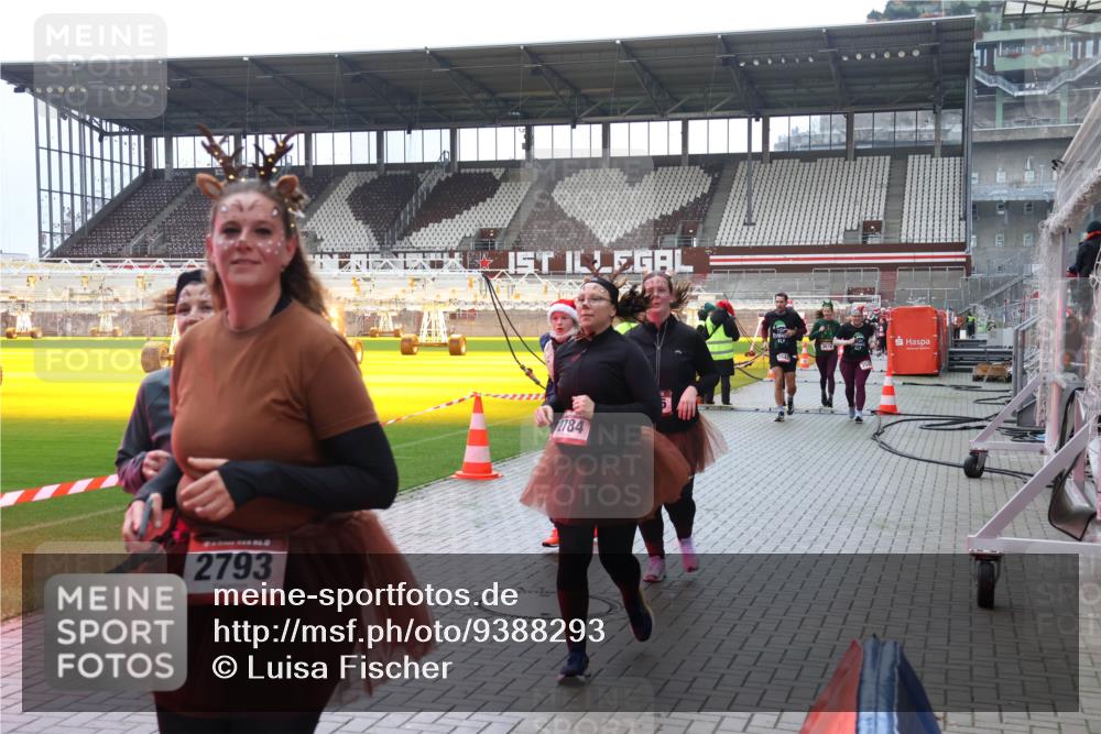 07.12.2025 - St. Pauli X-Mass-Run No. 15 Luisa Fischer http://msf.ph/oto/9388293 07.12.2025 11:51:30 Ziel 2793, 2784, 254, 196, 206, 995, 996, 1599, 1602, 2547, 2548, 2585, 2589, 2670, 2672, 3116, 3616, 3618, 3639, 3913, 3958, 3959, 4609 meine-sportfotos.de