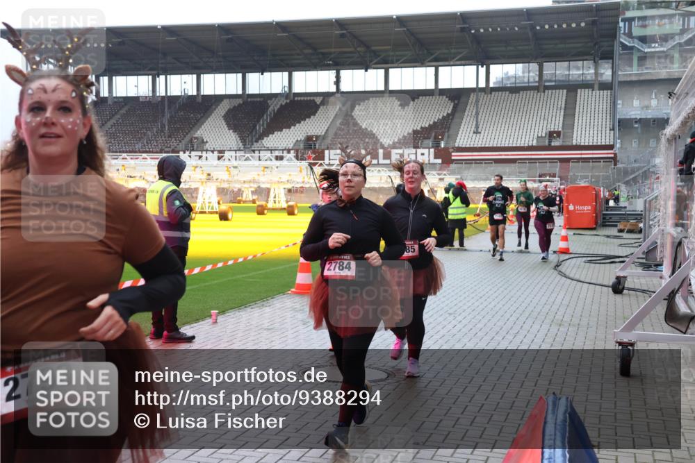 07.12.2025 - St. Pauli X-Mass-Run No. 15 Luisa Fischer http://msf.ph/oto/9388294 07.12.2025 11:51:31 Ziel 2793, 2784, 85, 254, 254, 196, 206, 995, 996, 1599, 1602, 2374, 2547, 2548, 2585, 2589, 2670, 2672, 3116, 3616, 3618, 3639, 3913, 3958, 3959, 4340, 4609 meine-sportfotos.de