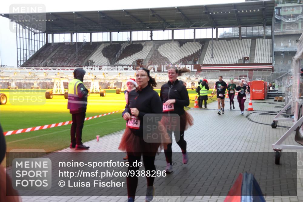 07.12.2025 - St. Pauli X-Mass-Run No. 15 Luisa Fischer http://msf.ph/oto/9388296 07.12.2025 11:51:31 Ziel 2784, 2785, 196, 206, 995, 996, 1599, 1602, 2374, 2547, 2548, 2585, 2589, 2670, 2672, 3116, 3616, 3618, 3639, 3913, 3958, 3959, 4340, 4609 meine-sportfotos.de